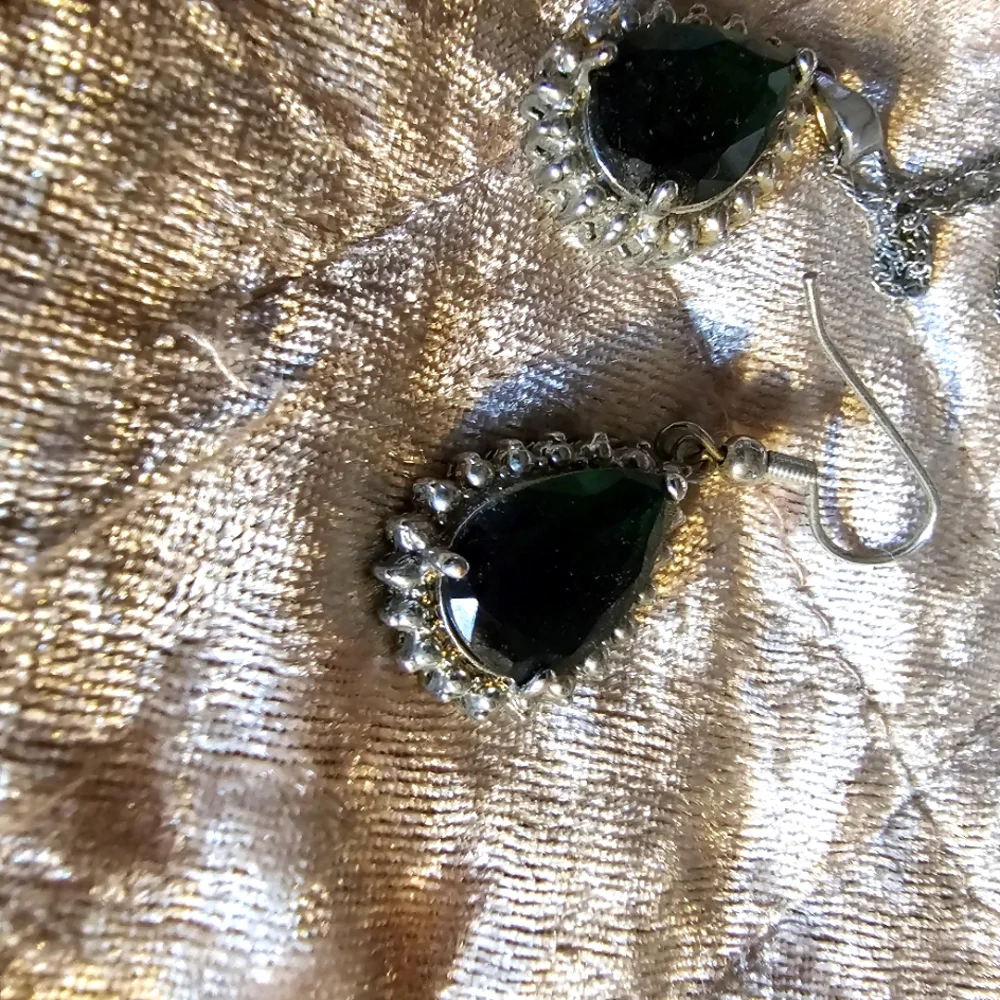 Elegant style jewelry set, necklace, and earrings - Picture 4 of 6